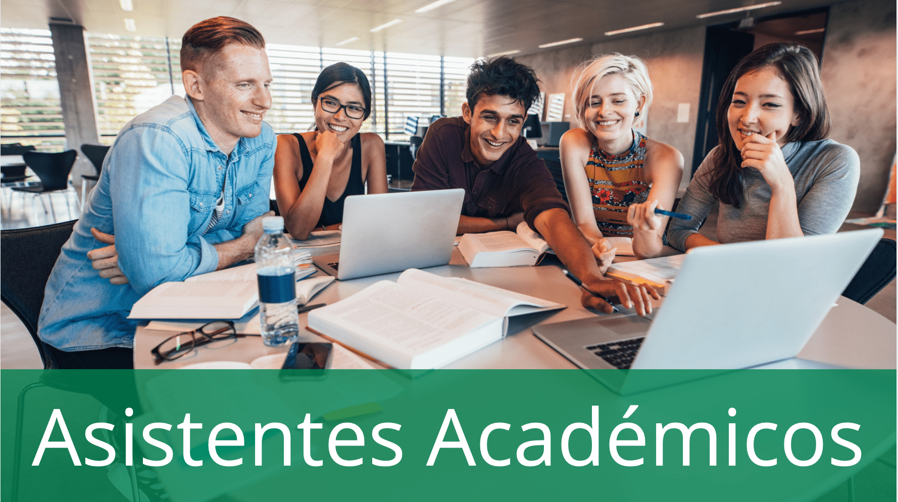 Estudiantes en biblioteca 