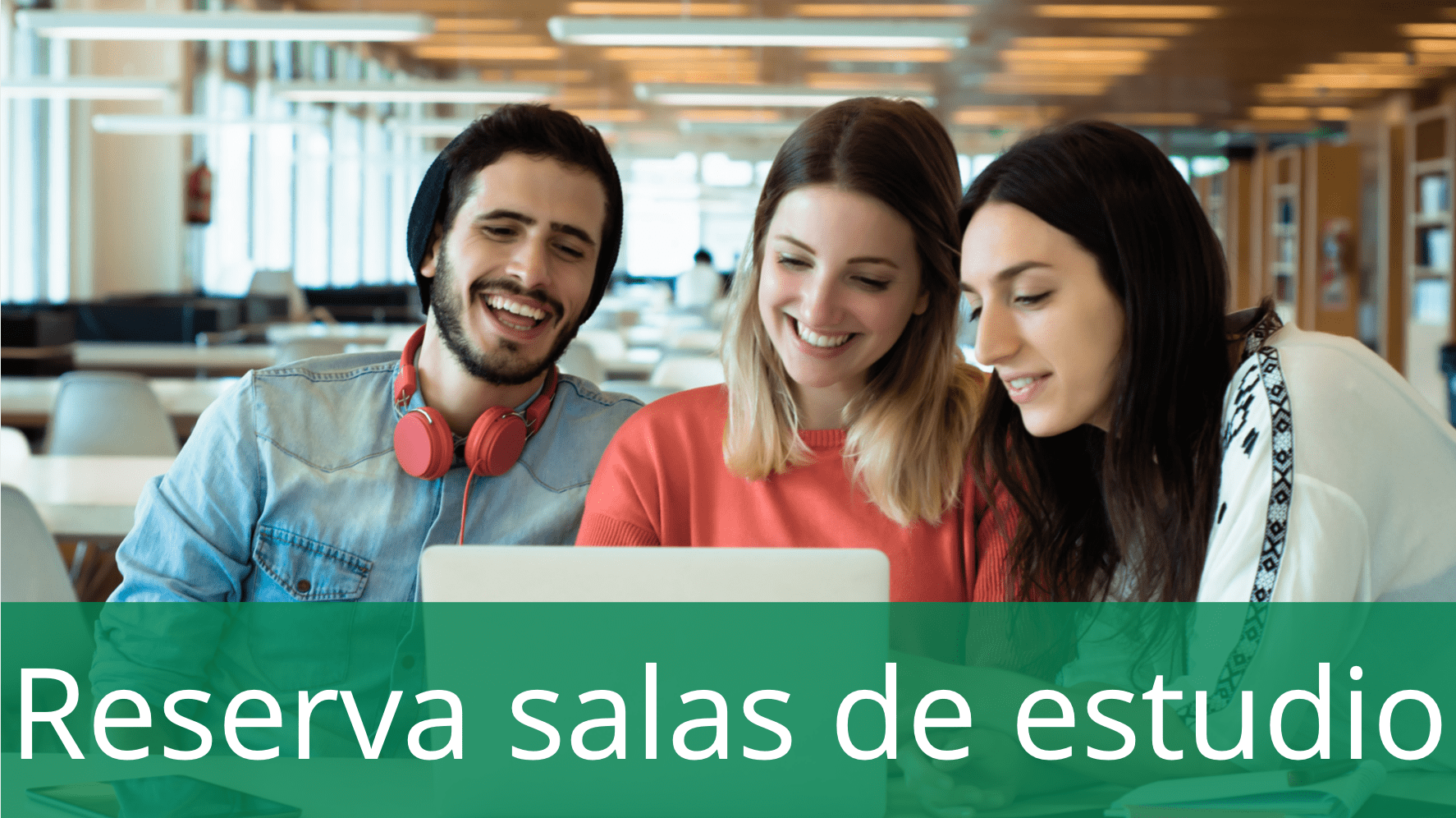 Estudiantes en biblioteca