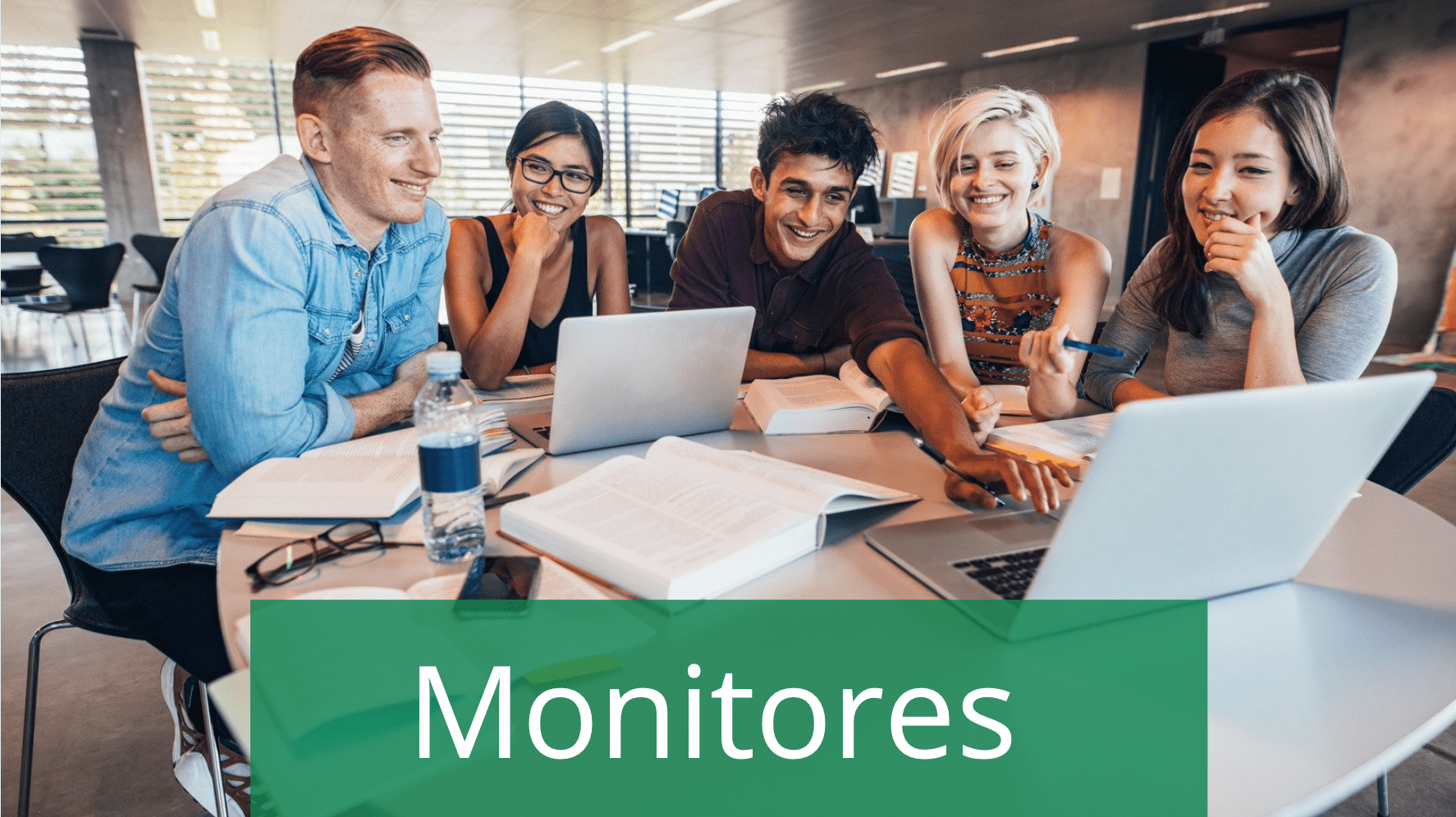 Estudiantes en biblioteca