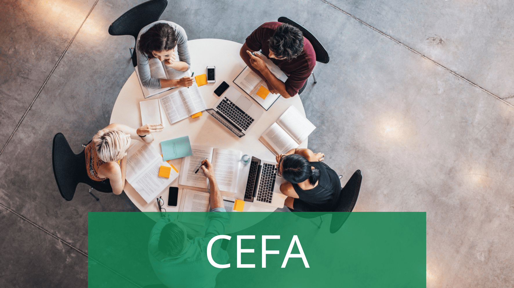 Estudiantes en biblioteca