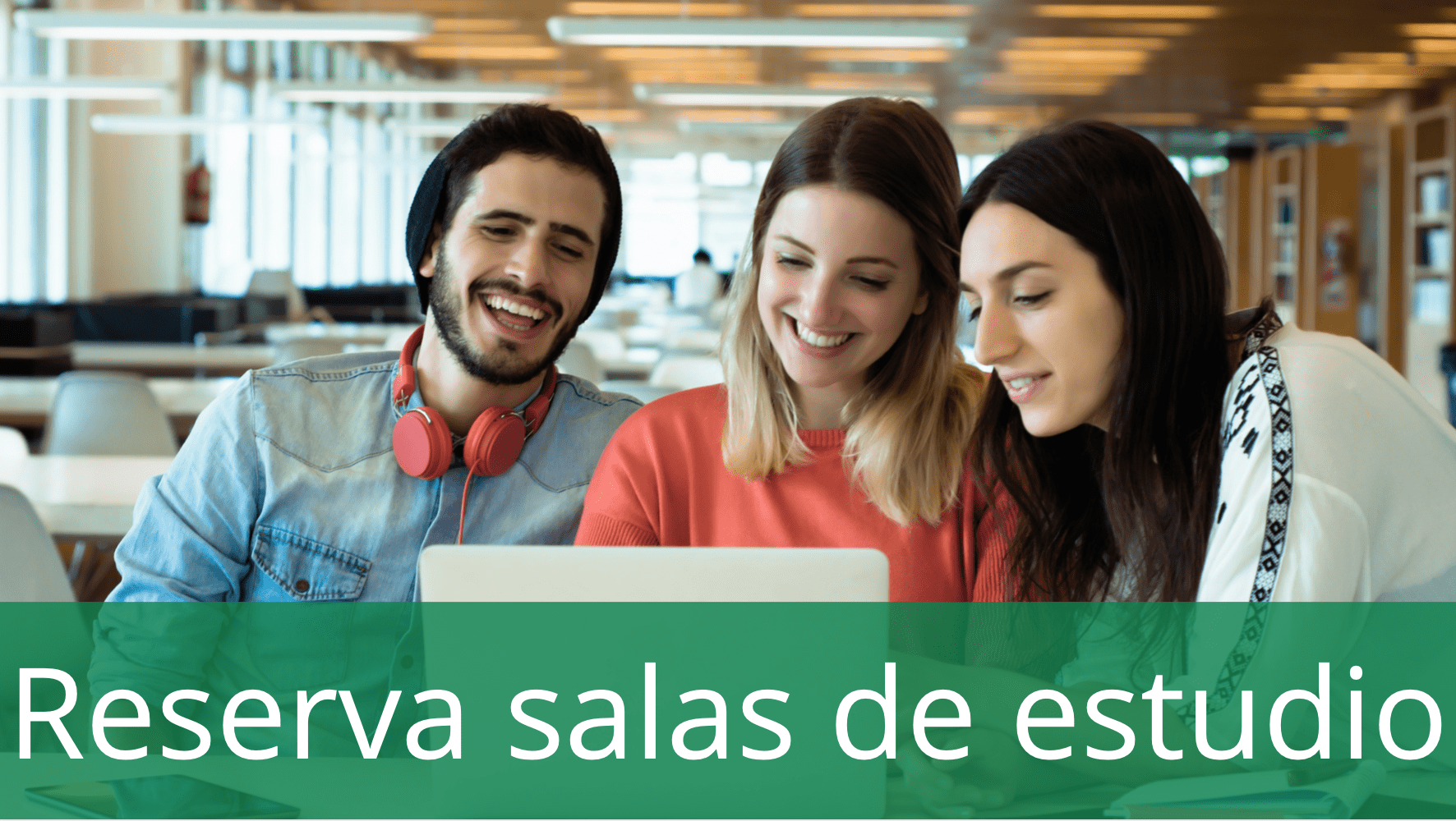 Estudiantes en biblioteca